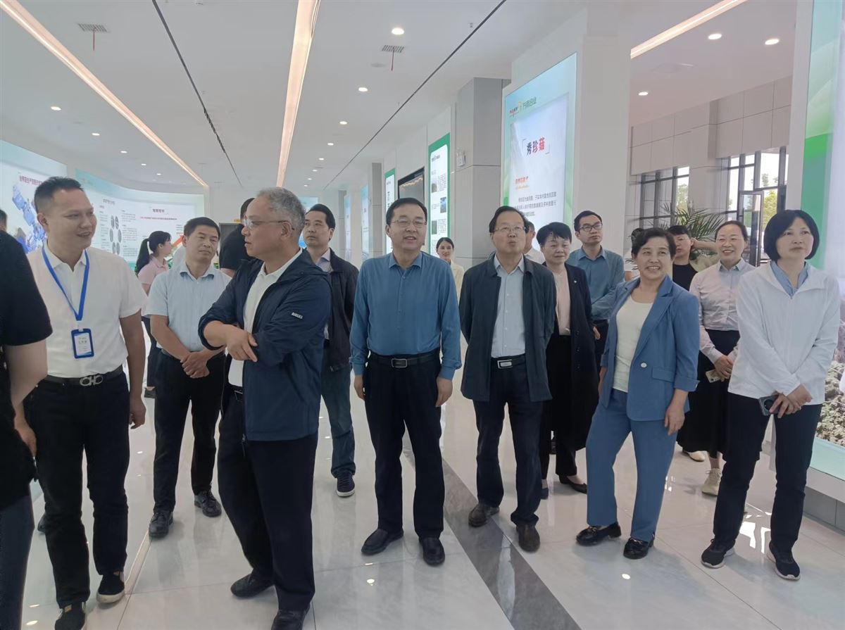 省政协调研组在君山万雨合业公司调研